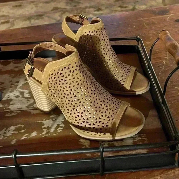 3” Dress heels, Universal Thread women’s size 6 chunky sandals, tan, Easter - Picture 2 of 7